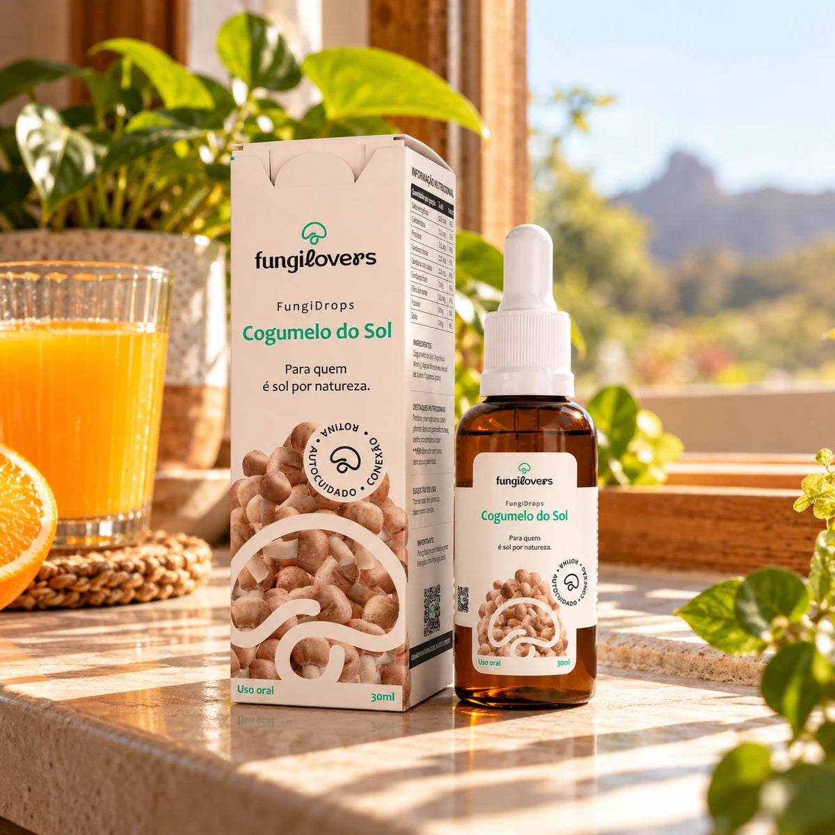 Extrato de Cogumelo do Sol Fungilovers no parapeito da janela ensolarada, ao lado de um suco de laranja